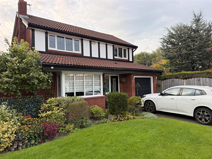 4 Bedroom Detached House For Sale In Southwark Drive, Dukinfield, SK16