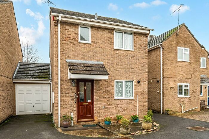 3 Bedroom Link Detached House For Sale In Hollybush Road, Carterton, Oxfordshire, OX18