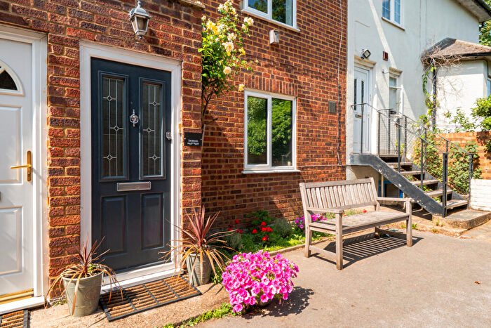 2 Bedroom Flat For Sale In High Road, Byfleet, KT14