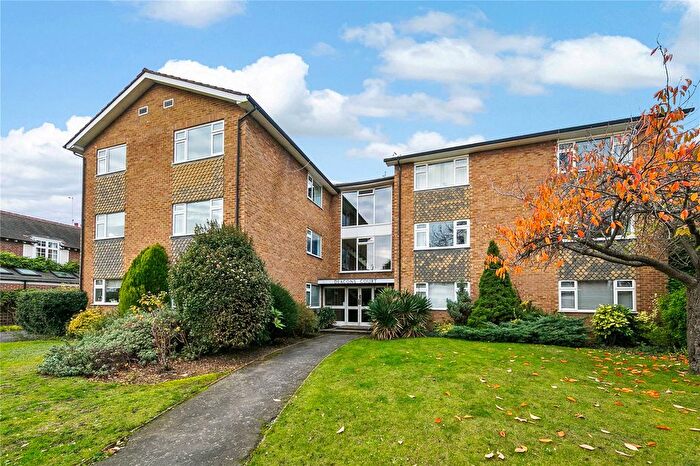 2 Bedroom Flat To Rent In Deacons Court, Popes Grove, Twickenham, Middlesex, TW1
