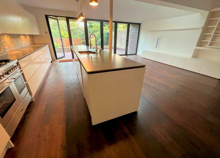 5 Bedroom Semi-Detached House To Rent In Park Crescent, Finchley, N3