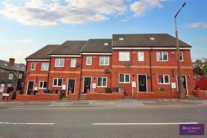 3 Bedroom Town House To Rent In Thicket Terrace, Worsbrough, S70