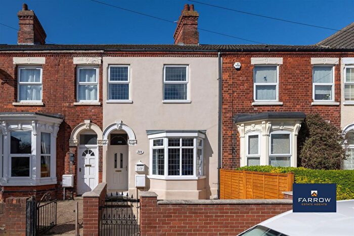 3 Bedroom Terraced House For Sale In Heneage Road, Grimsby, DN32