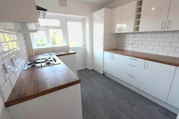 2 Bedroom Flat To Rent In High Road, London, N12