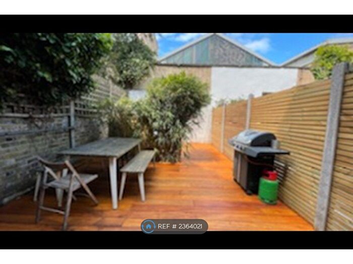 2 Bedroom Flat To Rent In Cruden Street, Angel, London, N1