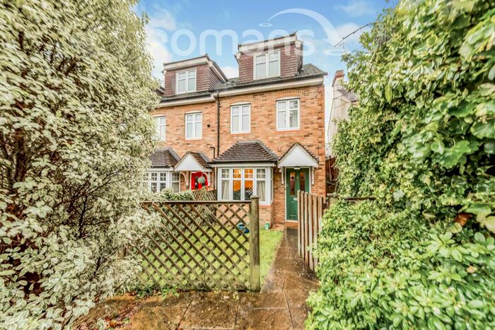 2 Bedroom Town House To Rent In Holly Road, GU12