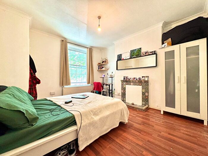 3 Bedroom Flat To Rent In Chicksand Street, London, E1