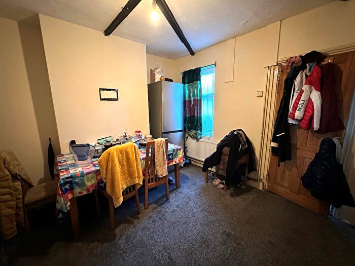 3 Bedroom Terraced House For Sale In Midland Road, High Town, Luton, Bedfordshire, LU2