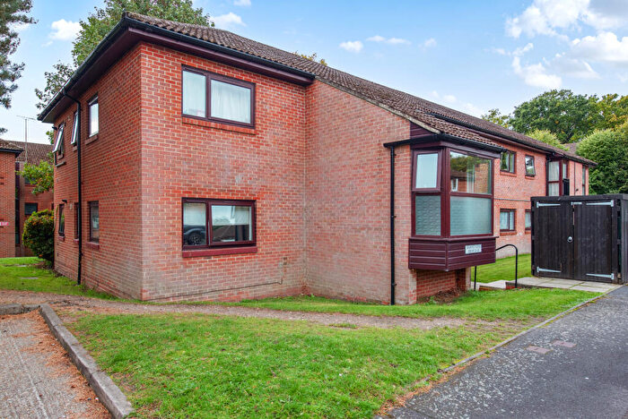 2 Bedroom Flat To Rent In Bruntile Close, Farnborough, GU14
