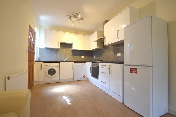 4 Bedroom Flat To Rent In Franciscan Road, Tooting, SW17