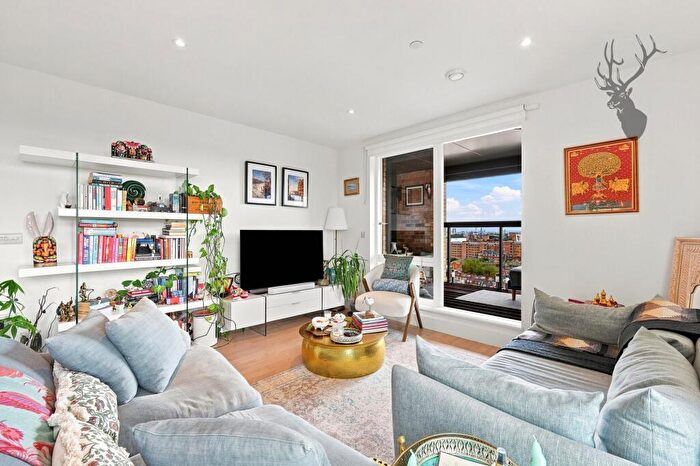 2 Bedroom Apartment To Rent In Aston Street, London, E14