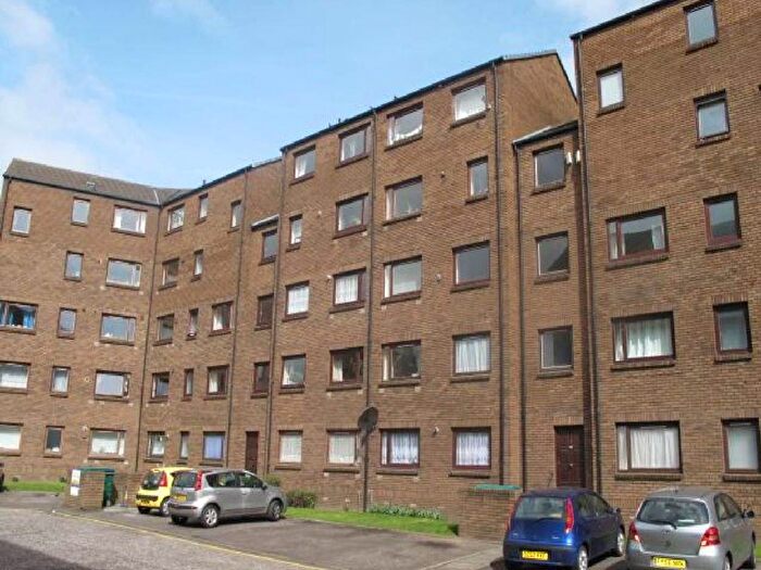 3 Bedroom Flat To Rent In New John's Place, Edinburgh, EH8