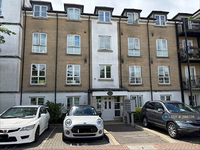 2 Bedroom Flat To Rent In Tudor Way, Knaphill, Woking, GU21
