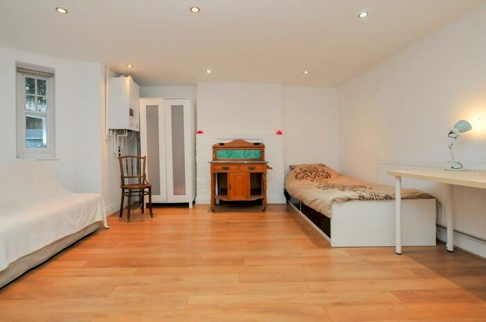 Studio To Rent In Gunton Road, London, E5