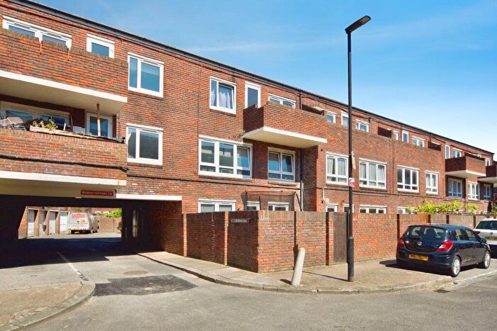 3 Bedroom Maisonette For Sale In Albany Close, London, N15