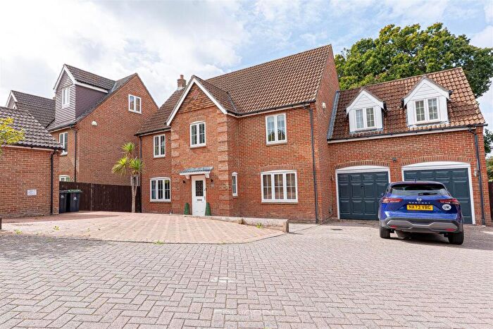 5 Bedroom Detached House For Sale In Little Dewlands, Verwood, BH31