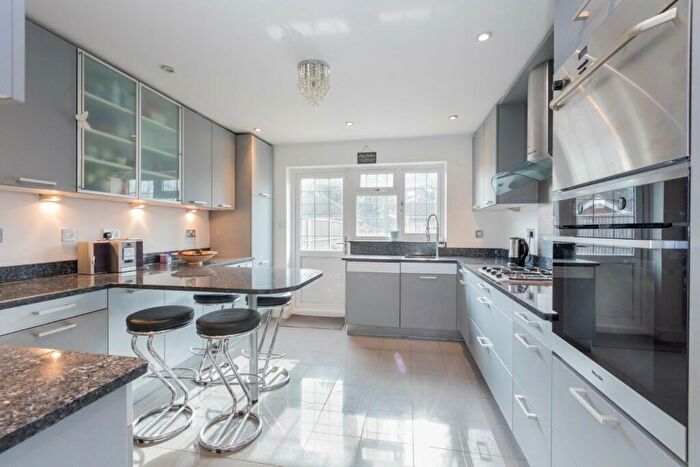 5 Bedroom Detached House For Sale In Buckland Avenue, Langley, SL3