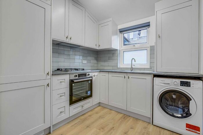 2 Bedroom Flat To Rent In Upper Tooting Road, London, SW17