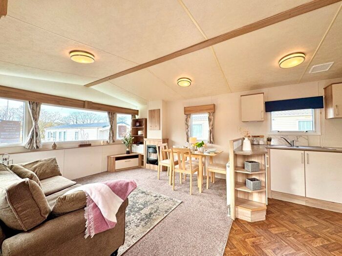 2 Bedroom Park Home For Sale In Colchester Road, St. Osyth, Clacton-On-Sea, CO16