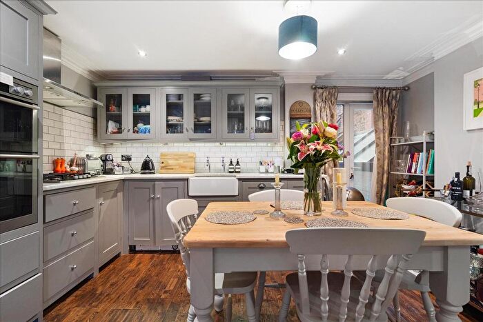 2 Bedroom Flat For Sale In Fulham Park Gardens, Fulham, London, SW6