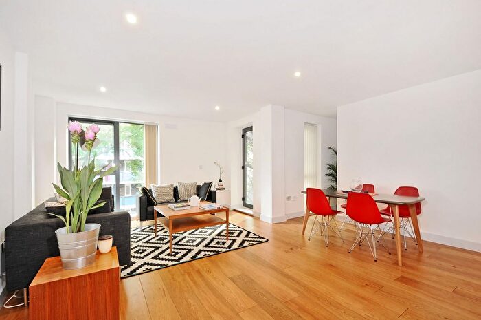 3 Bedroom Flat To Rent In Long Lane, London, SE1