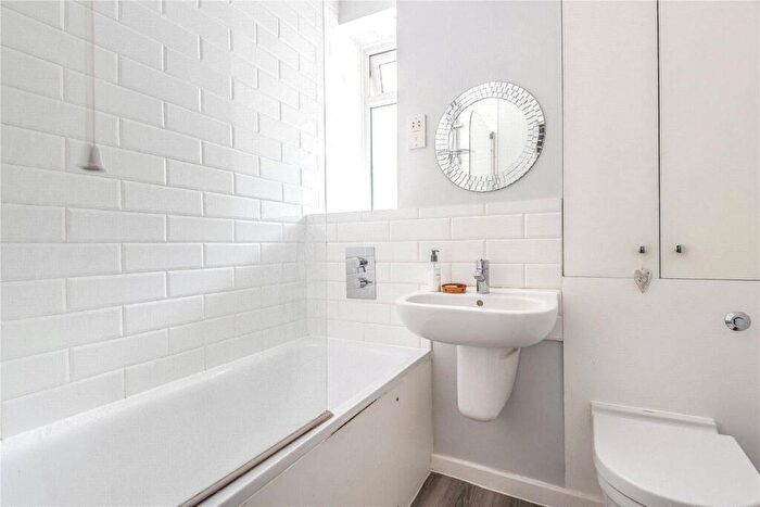 1 Bedroom Flat To Rent In York Road, Battersea, London, SW11