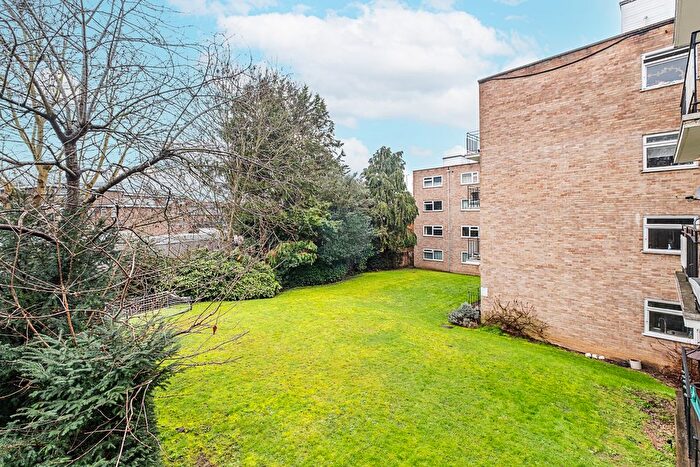 2 Bedroom Flat For Sale In Queens Road, Kingston Upon Thames, KT2