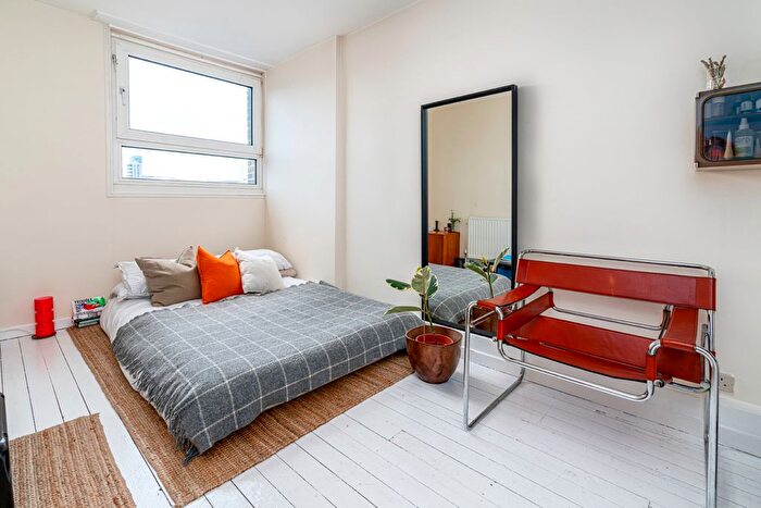 2 Bedroom Flat For Sale In Tottenham Road, Islington, London, N1