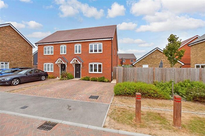 3 Bedroom Semi-Detached House For Sale In Butterfield Way, Ash, Kent, CT3
