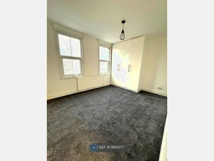 2 Bedroom Flat To Rent In Cambridge Heath Road, London, E2