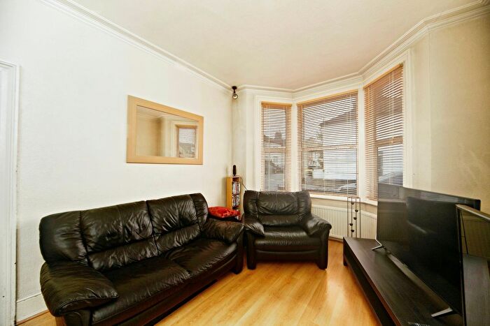 3 Bedroom End Of Terrace House For Sale In Harrison's Rise, Croydon, Surrey, CR0