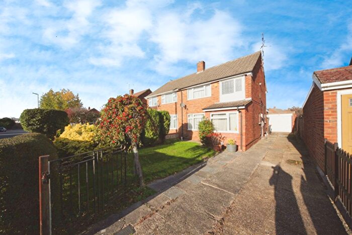 3 Bedroom Semi-Detached House For Sale In Linden Road, Dunstable, LU5