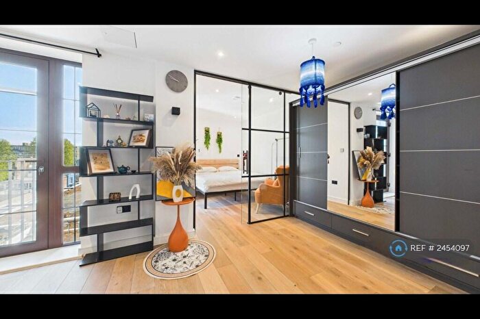 Studio To Rent In Botanical Court, London, E1