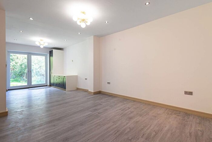 6 Bedroom Property For Sale In Cheyne Walk, Hendon, London, NW4