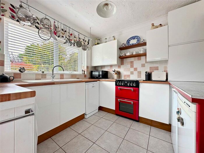 2 Bedroom Bungalow For Sale In Begonia Avenue, Gillingham, Kent, ME8