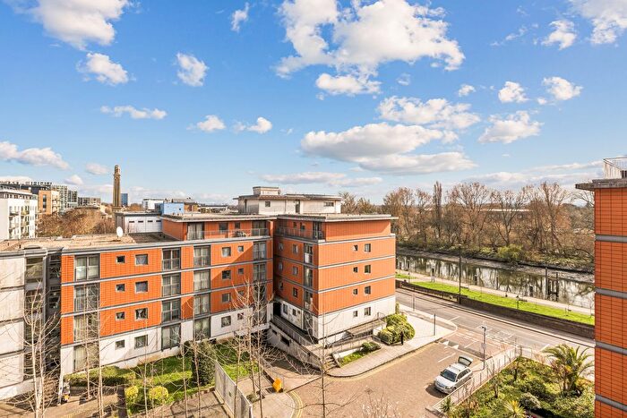2 Bedroom Flat For Sale In Holland Gardens, Brentford, London, TW8