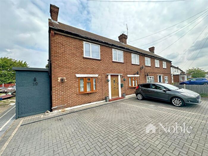 2 Bedroom Maisonette For Sale In New Zealand Way, Rainham, RM13