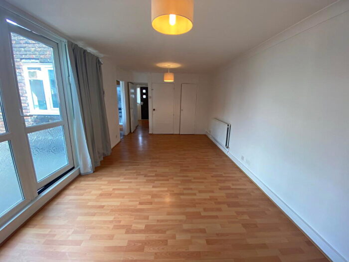 2 Bedroom Flat To Rent In Gibson Road, London, SE11