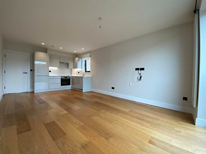 1 Bedroom Flat To Rent In Bow Common Lane, London, E3