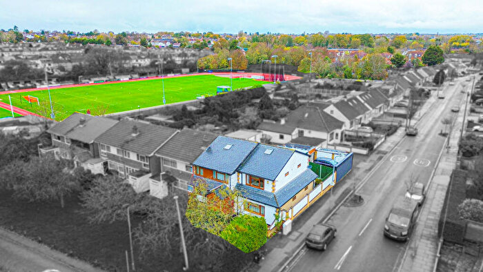 5 Bedroom Semi Detached House For Sale In Bridge Avenue, Upminster, RM14