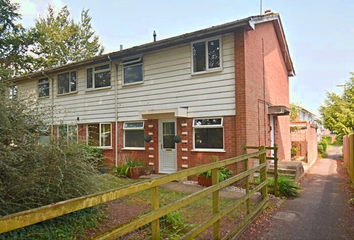 2 Bedroom Maisonette To Rent In White House Close, Basingstoke RG22
