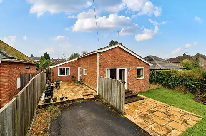 3 Bedroom Bungalow For Sale In New Farm Road, Alresford, Hampshire, SO24