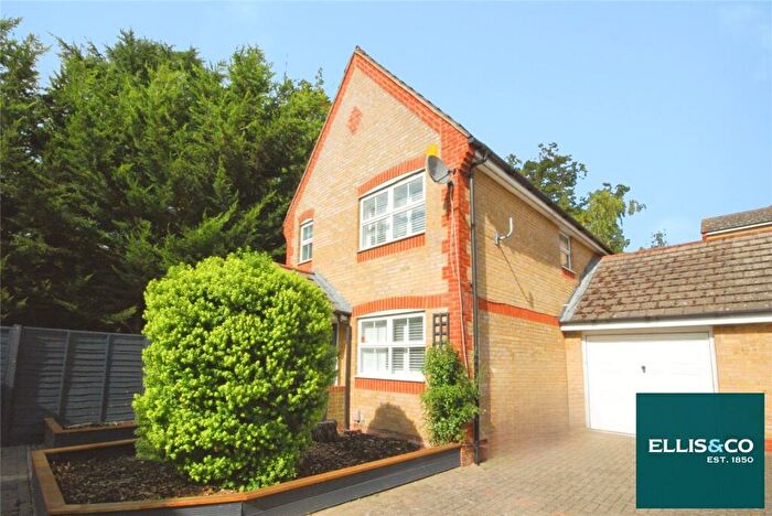 3 Bedroom Detached House For Sale In Deepdale Close, Friern Barnet, London, N11