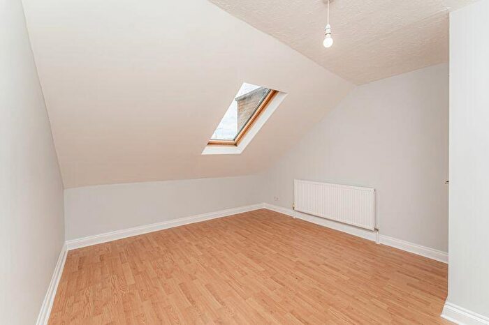 2 Bedroom Flat For Sale In Ellenborough Road, London, N22
