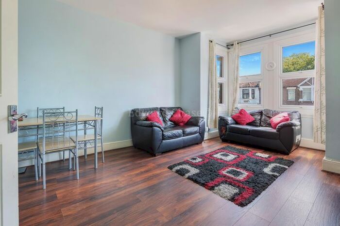 2 Bedroom Flat To Rent In De Vere Gardens, The Drive, Ilford, IG1