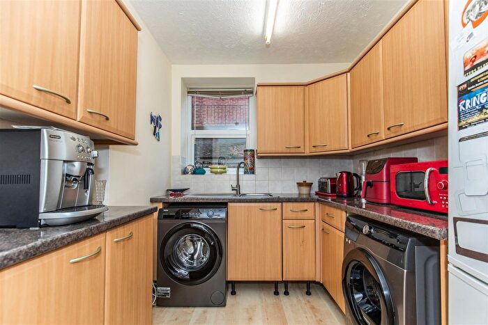 1 Bedroom Flat For Sale In Grassington Road, Eastbourne, BN20