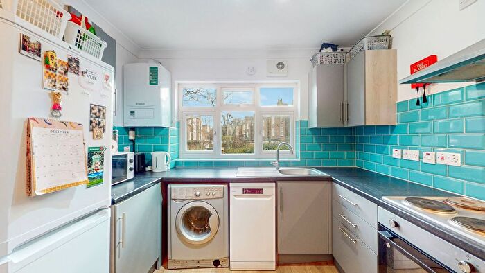 3 Bedroom Flat To Rent In Kilburn Lane, London, W9