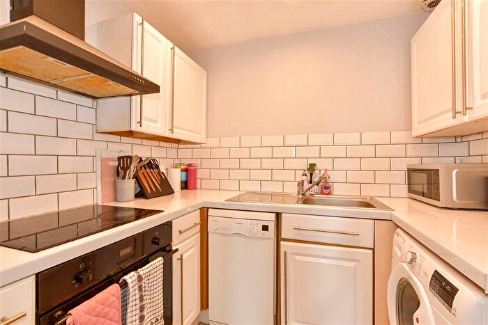 1 Bedroom Flat For Sale In Kings Road, Horsham, West Sussex, RH13