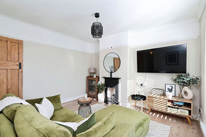 2 Bedroom Maisonette For Sale In St. Albans Road, Watford, WD24