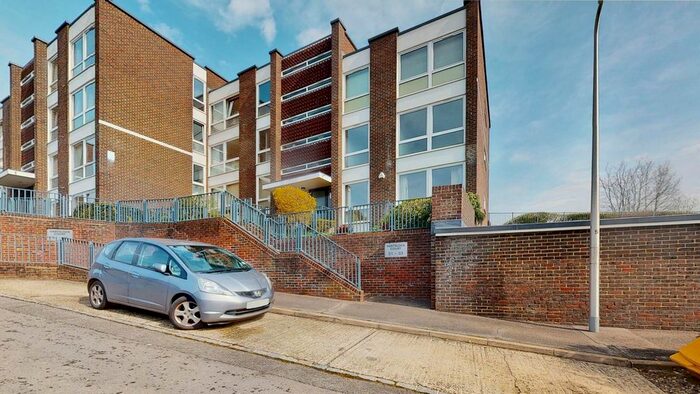 2 Bedroom Flat To Rent In Hartslock Court, Shooters Hill, Pangbourne, Reading, RG8